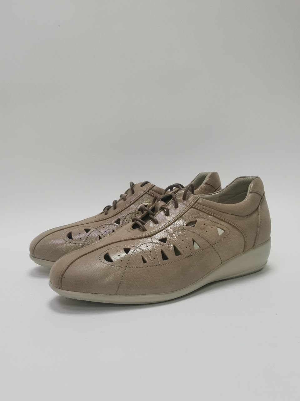 Туфли ортопедические женские Ортомода 8267 КП/ш бежевые увеличенной полноты с перфорацией фото 3